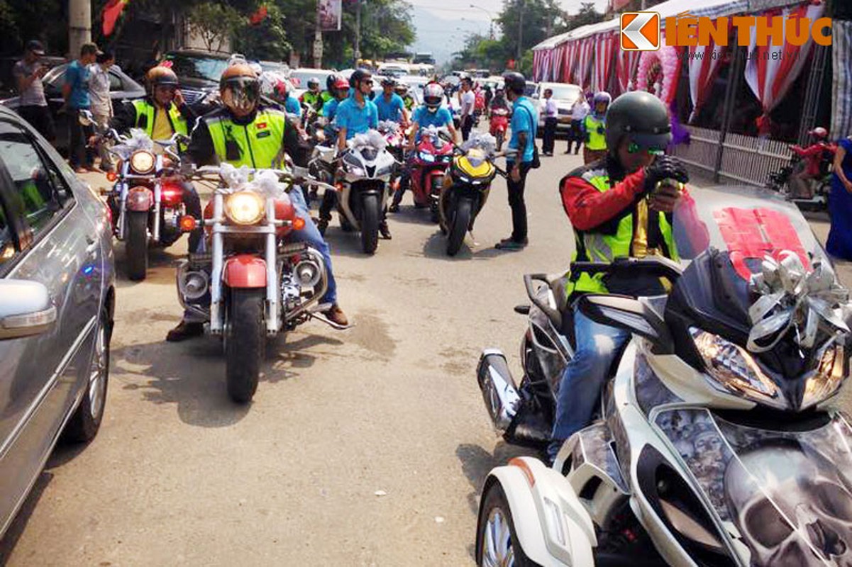 Sieu moto, ca sy noi tieng tai dam cuoi 